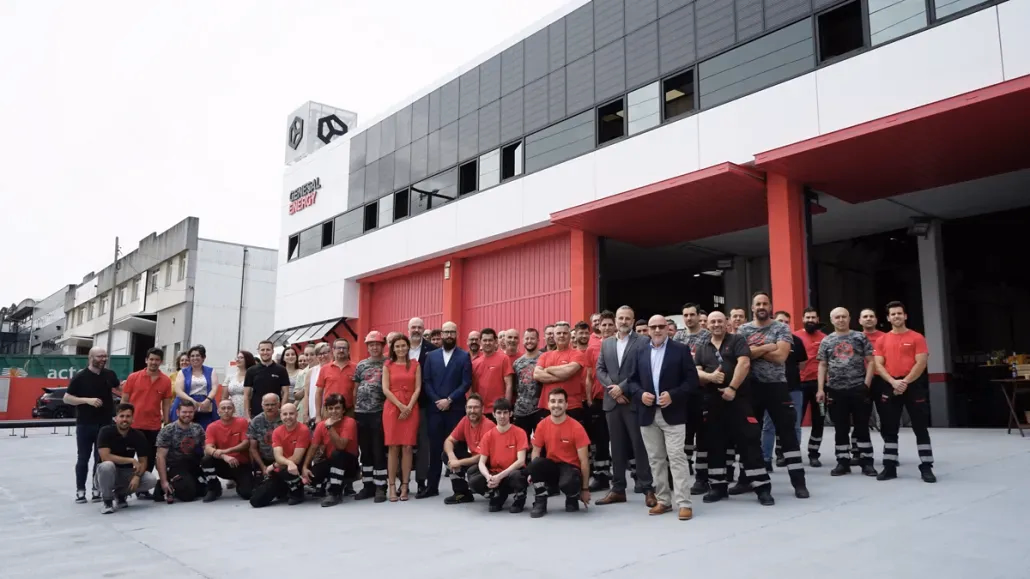 Equipo de Genesal Energy celebrando sus 30 años de innovación y sostenibilidad en soluciones energéticas