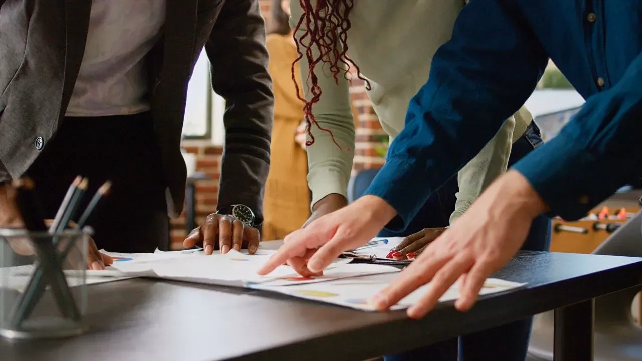 Personas sobre una mesa en una colaboración público privada