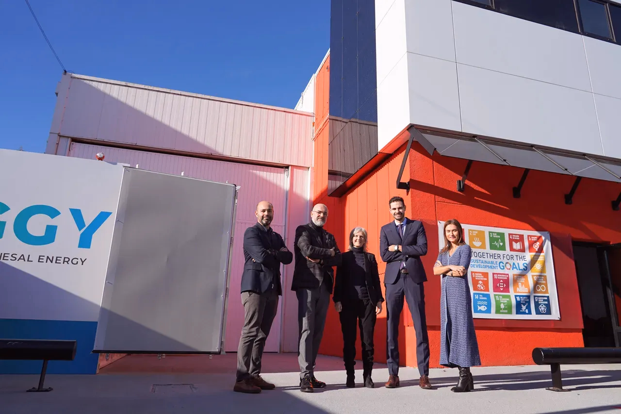 La directora del Igape y el secretario xeral de Planificación Enerxética en su visita a las instalaciones de Genesal Energy