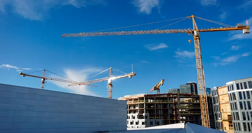 Grúas en construcción de edificios, sector clave en el que Genesal Energy ofrece grupos electrógenos en Perú