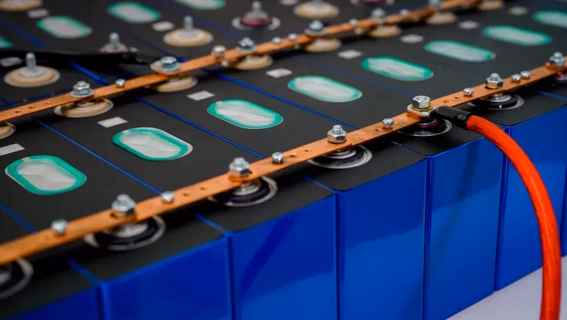 Baterías de ion litio conectadas, integración con grupos electrógenos para almacenamiento energético width