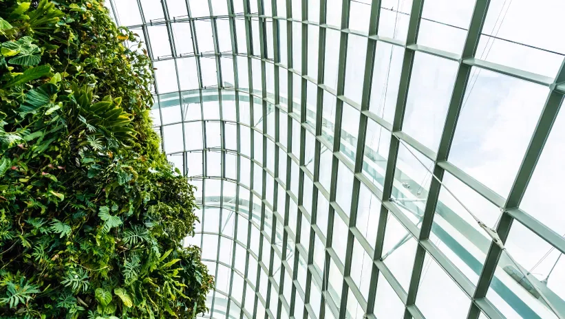 Arquitectura sostenible con integración de vegetación en entorno tecnológico.