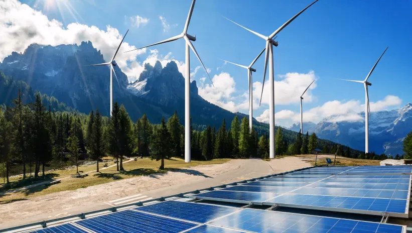 Parque eólico y solar en medio del bosque