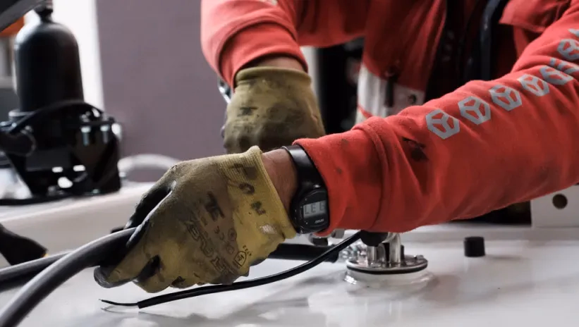 Técnico realizando mantenimiento en un grupo electrógeno para prevenir averías y garantizar su correcto funcionamiento.