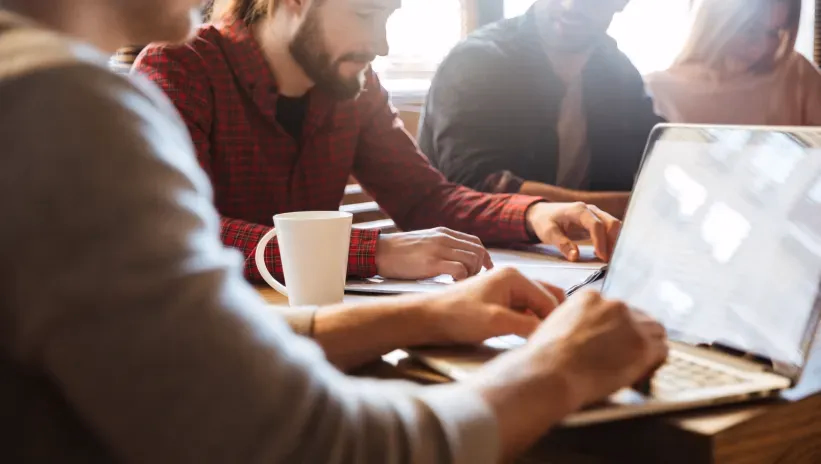 Equipo de trabajo analizando datos para aplicar los criterios del Reglamento Ómnibus