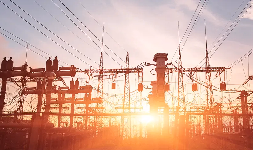 Central eléctrica a contraluz iluminada en el atardecer