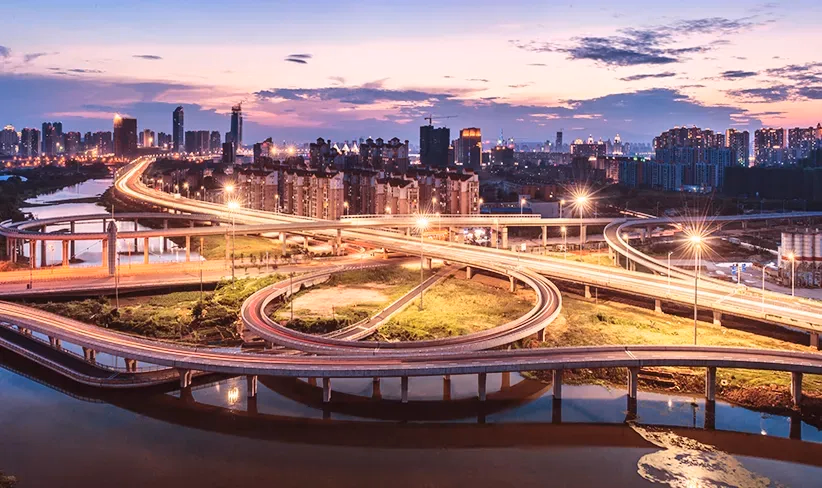 Fotografía de ciudad iluminada al atardecer