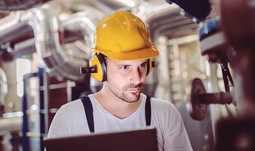 Técnico conectando un grupo electrógeno en un entorno industrial