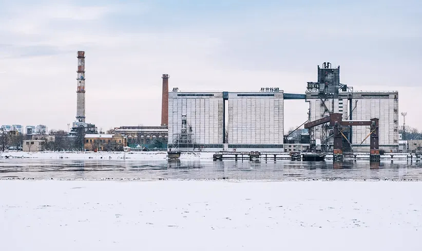 Planta industrial en un entorno frío y nevado